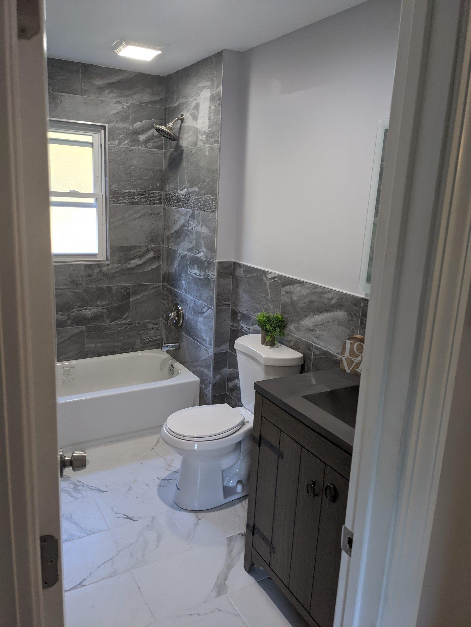Bathroom finished in large-format marble-look porcelain